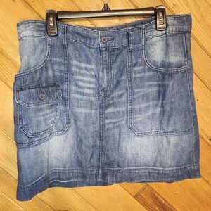Tommy Hilfiger medium wash size 12 denim skirt with deep pockets